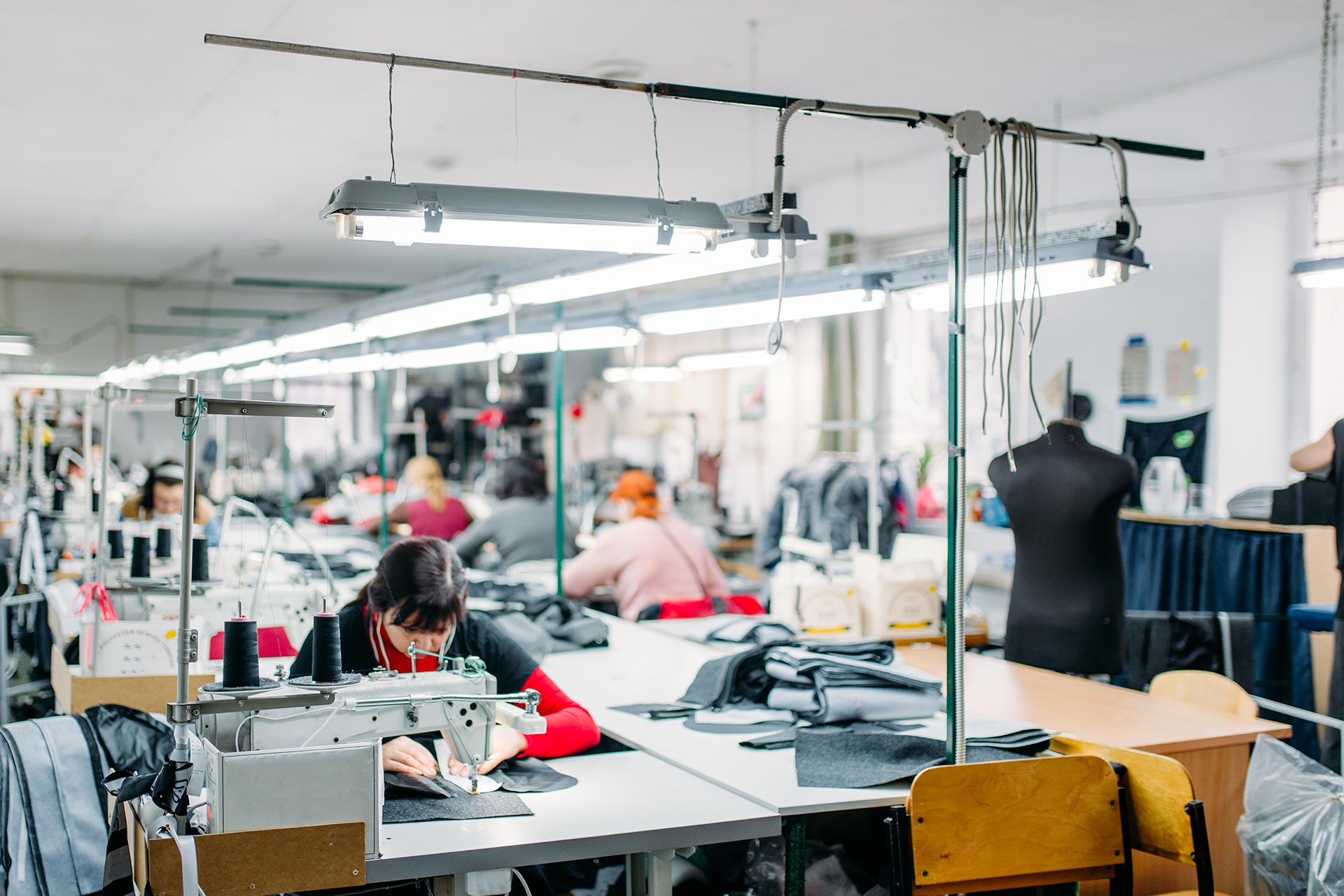Fabrication d’uniformes chez Dolce Denim sous la direction du fondateur