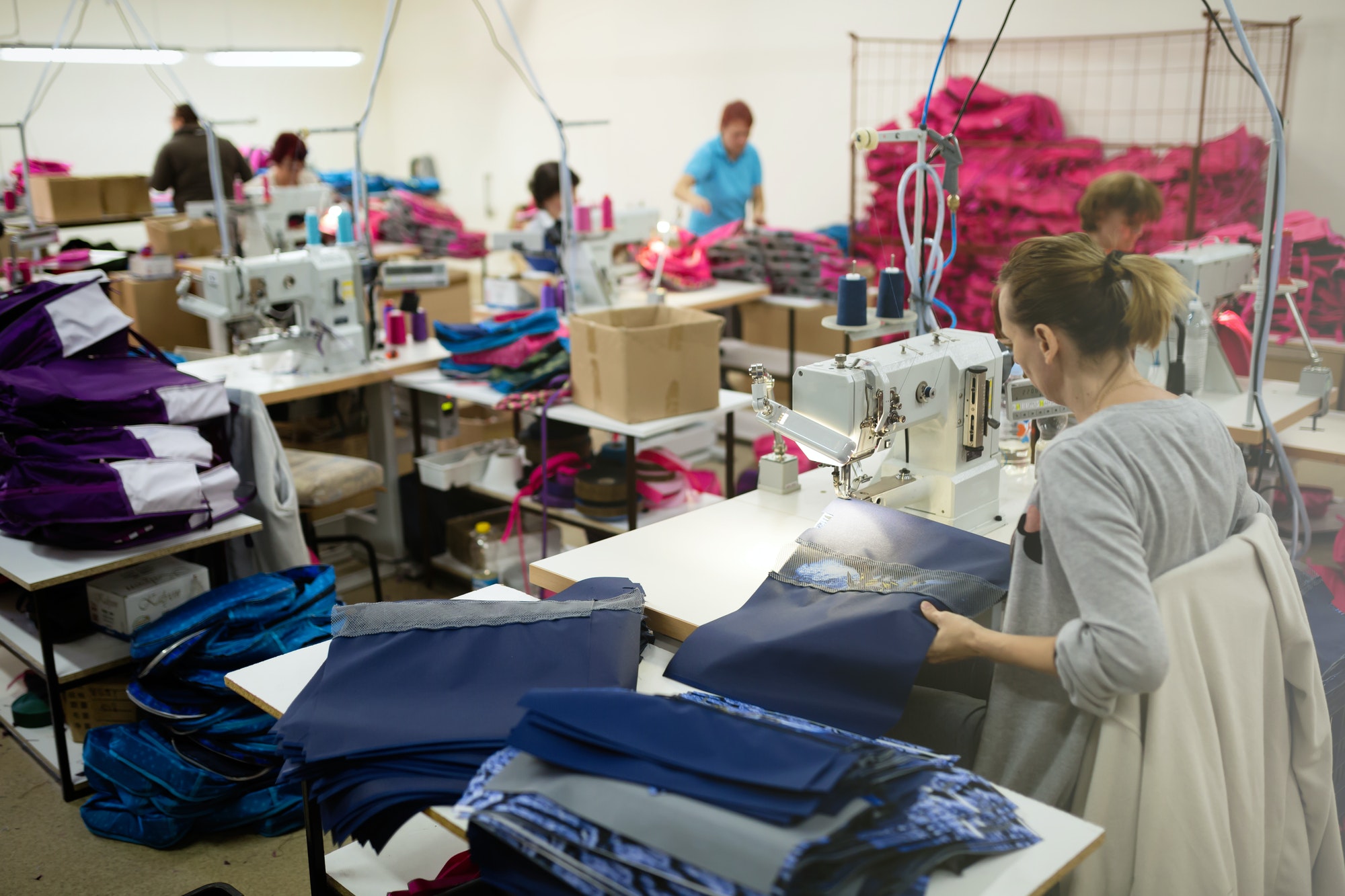 Femme travaillant dans l'industrie textile